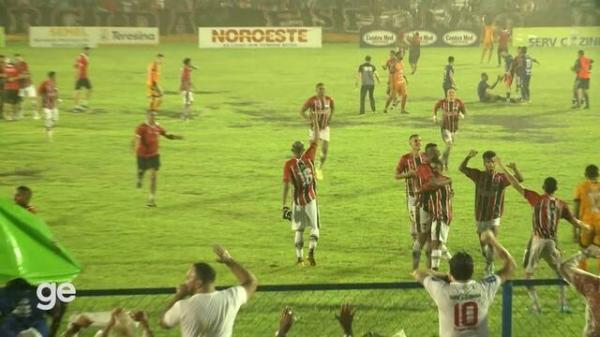 Jogadores do River-PI fazem festa com torcida após apito final.(Imagem:Divulgação)