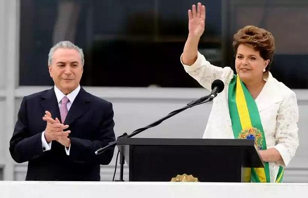 Dilma toma posse na presidência, observada por Temer, que viria a ser substituto dela, depois do impeachment.(Imagem:Geraldo Magela/ Agência Senado)