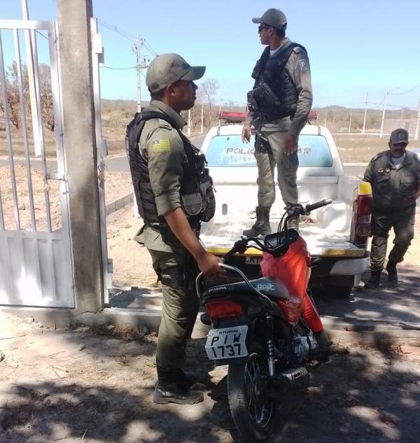 Polícia Militar de Floriano recupera motocicleta furtada em matagal próximo ao Mosteiro.(Imagem:Divulgação/PM)