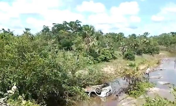 Carro cai dentro de riacho em José de Freitas, no Piauí.(Imagem:Reprodução)