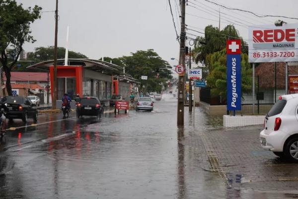 Ruas ficaram alagadas após a chuva em Teresina.(Imagem:Lucas Pessoa/G1)