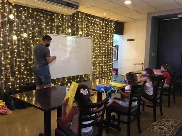 Aula é ministrada para crianças em restaurante de Teresina.(Imagem:Josiane /TV Clube)