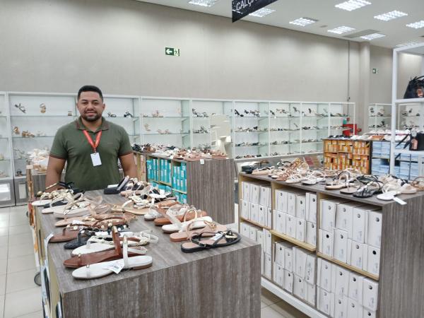 Jhoney, chefe do setor de cal&ccedil;ados do Armaz&eacute;m Para&iacute;ba.(Imagem:FlorianoNews)