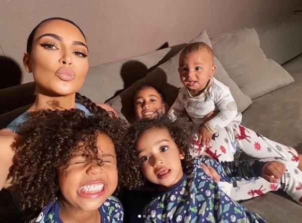 Kim Kardashian e os filhos.(Imagem:Instagram)