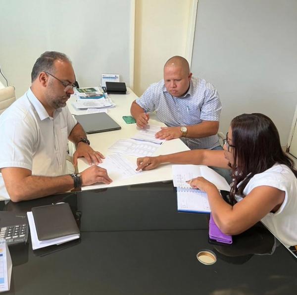 Presidente da Câmara Municipal de Floriano recebe equipe de contabilidade e destaca equilíbrio financeiro.(Imagem:Reprodução/Instagram)