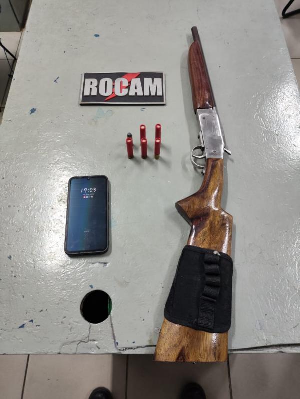 PM apreende arma de fogo e recupera moto roubada em operação no bairro N. Sra. da Guia, em Floriano(Imagem:Divulgação/PM)