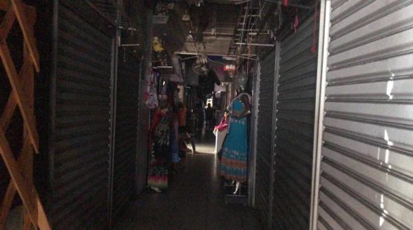 Box no Shopping da Cidade ficaram sem energia e permissionários fecharam as portas devido ao apagão em Teresina.(Imagem:Lívia Ferreira/g1)