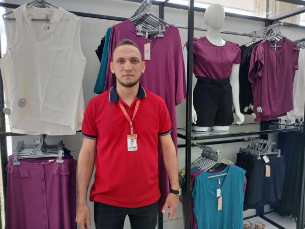 Wagner, chefe do setor de confec&ccedil;&otilde;es do Armaz&eacute;m Para&iacute;ba.(Imagem:FlorianoNews)