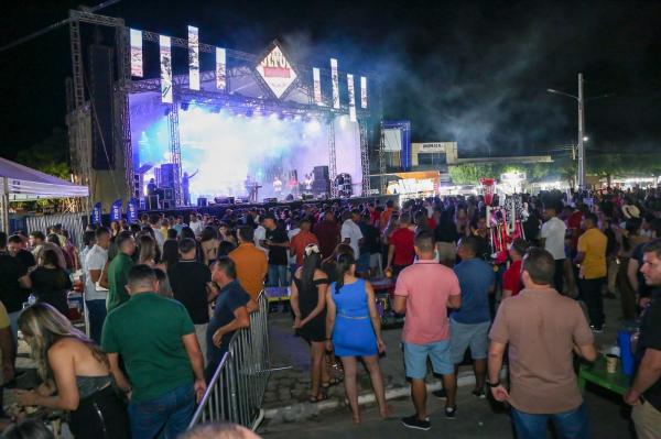 Ciro Nogueira é recebido por prefeita e participa do Festival de Cultura em Santa Cruz do Piauí (Imagem:Ascom)