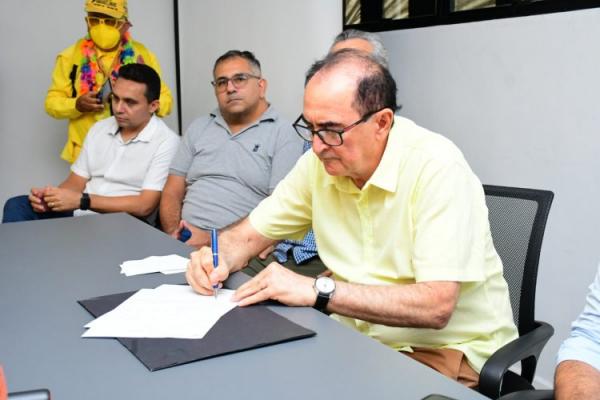 Prefeitura de Floriano assina ordem de servi&ccedil;o para constru&ccedil;&atilde;o de Espa&ccedil;o Comunit&aacute;rio na Vila Le&atilde;o(Imagem:Secom)