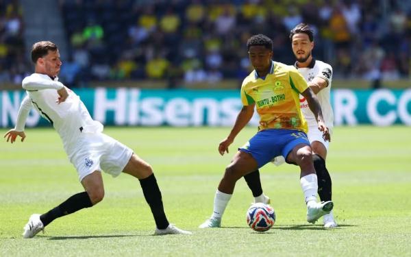 Lucas Ribeiro em ação pelo Mamelodi Sundowns.(Imagem:Reuters)