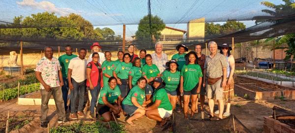 Visitantes exploram o Projeto ABC dos Direitos Humanos, promovido pela Caritas Diocesana de Floriano, e interagem com horticultores locais em diversos bairros de Floriano.(Imagem: Divulgação)