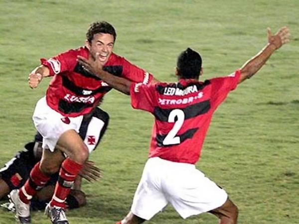 Juan e Léo Moura comemoram um gol pelo Flamengo em 2006.(Imagem: Reprodução)