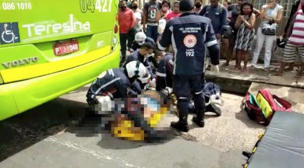 Mulher teve perna esmagada após descer de ônibus em Teresina.(Imagem: Gustavo Cavalcante/TV Clube)
