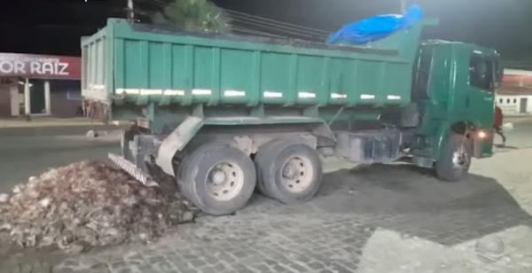 Galinhas ficam espalhadas na Avenida Calisto Lobo após caírem de caminhão em Floriano.(Imagem:Reprodução)