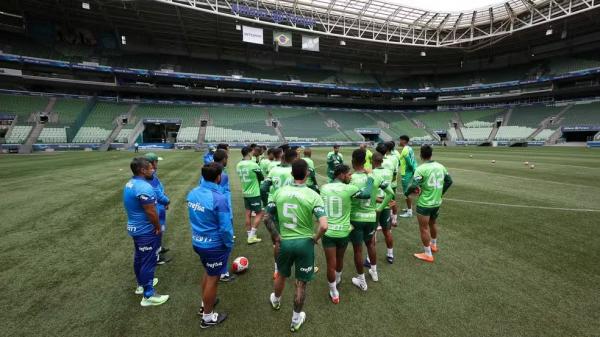 Abel Ferreira conversa com os jogadores do Palmeiras.(Imagem:Cesar Greco)