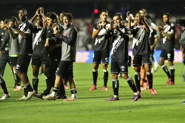 Jogadores do Vasco comemoram vitória histórica sobre o Santos.(Imagem:Marcos Ribolli / ge)
