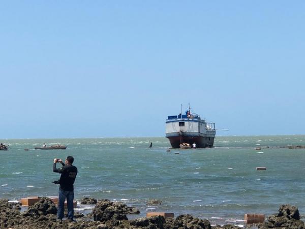 Barco encalhado no Litoral piauiense; Polícia Federal encontra carga de cigarro contrabandeado.(Imagem:Divulgação/Polícia Militar do Piauí (PM-PI))