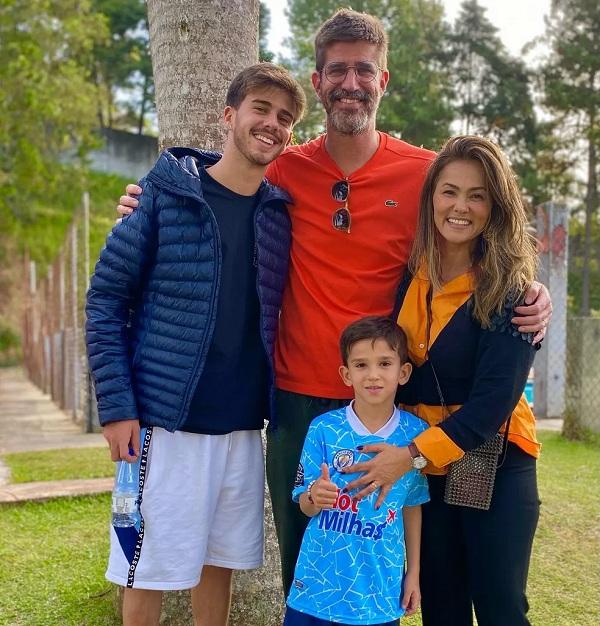  Suzana Alves com marido, filho e enteado.(Imagem:Reprodução / Instagram )
