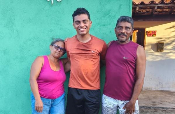 O estudante Wederson ao lado dos pais, Edvaldo Rodrigues e Raimunda Lopes.(Imagem:Acervo pessoal)