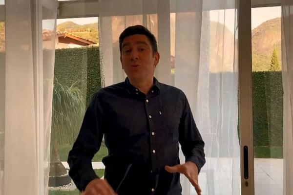 Marcelo Adnet faz piada de irritação de Mario Frias com paródia(Imagem:Reprodução)