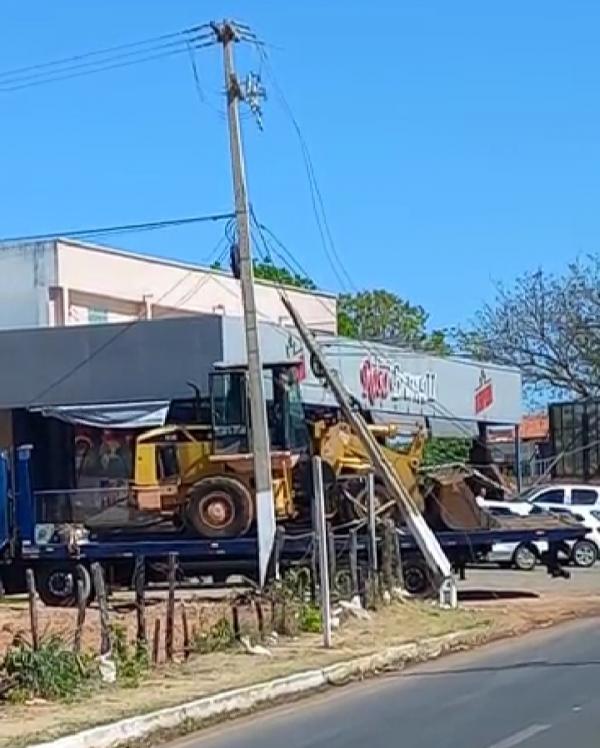 Caminhão atinge fiação e derruba dois postes de energia elétrica em avenida de Floriano(Imagem:Reprodução)