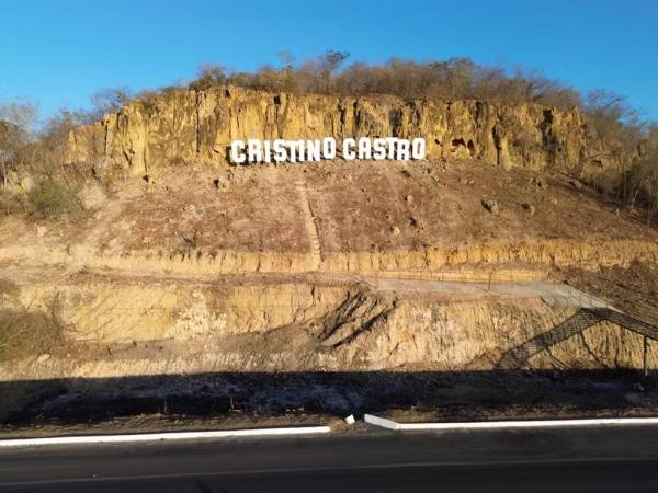 Cristino Castro, no Sul do Piauí, ganha letreiro inspirado no marco famoso de Hollywood, nos Estados Unidos..(Imagem:Divulgação/Prefeitura de Cristino Castro)