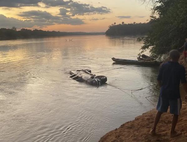 Carro cai de balsa em rio e motorista sai pela janela do veículo durante travessia do Maranhão para o Piauí.(Imagem:Reprodução)