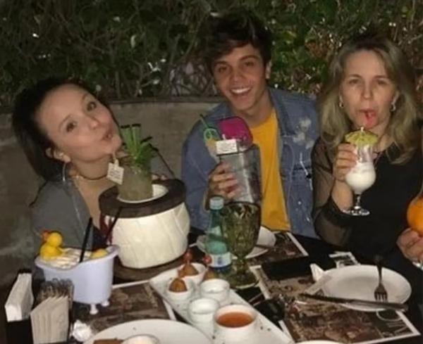  Larissa Manoela, Léo Cidade e Silvana, mãe da atriz.(Imagem:Reprodução/Instagram )