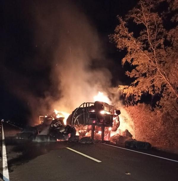 Carreta que carregava algodão pega fogo na BR-230, no Piauí.(Imagem:Arquivo pessoal)