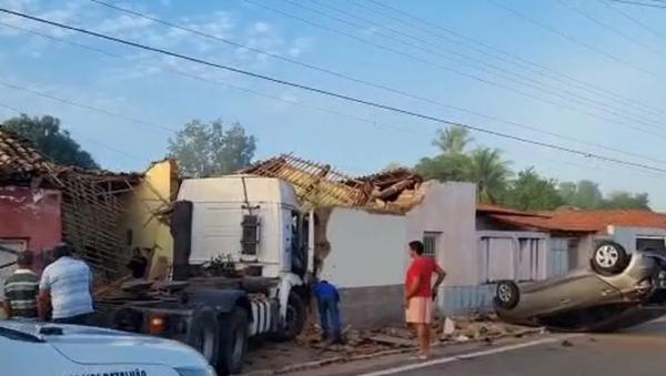  Carreta invade casa e bate em carro em acidente em Manoel Emídio no Piauí.(Imagem:Reprodução)