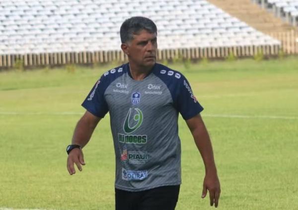 Wallace Lemos, técnico do Oeirense.(Imagem:Wenner Tito)