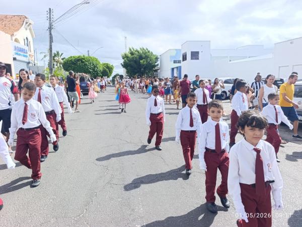  Gin&aacute;sio Primeiro de Maio celebra 69 anos com desfile c&iacute;vico e homenagens em Floriano.(Imagem:FlorianoNews)