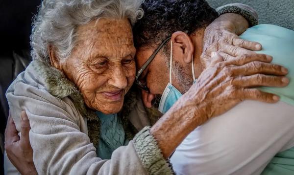 Relatório mostra ainda que cuidadores estão sobrecarregados.(Imagem:Rafa Neddermeyer/Agência Brasil)