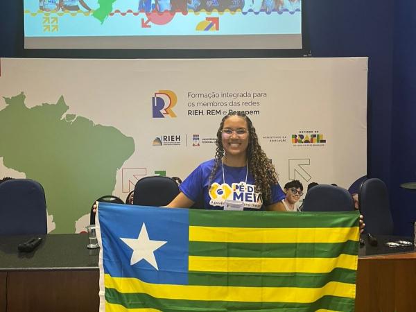 Ex-aluna do Ceti Jo&atilde;o Henrique de Almeida, Assucena Let&iacute;cia representa o Piau&iacute; em forma&ccedil;&atilde;o nacional sobre ensino m&eacute;dio e educa&ccedil;&atilde;o digital.(Imagem:Ascom Seduc)