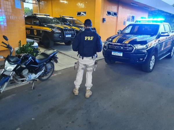 PRF recupera motocicleta roubada na BR 230, em Floriano.(Imagem:Divulgação/PRF)