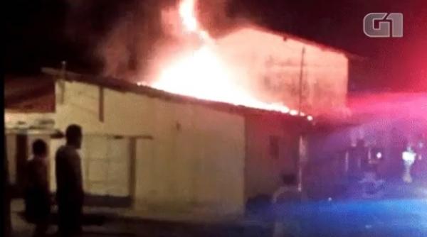 Fogo destrói casa na Zona Sul de Teresina.(Imagem:Arquivo pessoal)