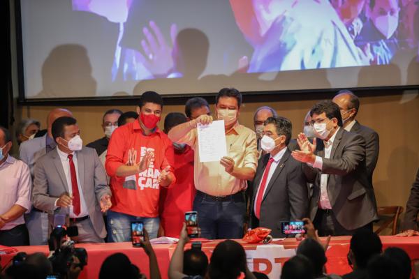 Deputados assinaram ficha de filiação em evento realizado no Cine Teatro Alepi.(Imagem:Alepi)