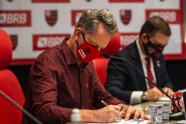 Rodolfo Landim, do Flamengo, e Paulo Henrique Costa, do BRB, assinam contrato de parceria.(Imagem:Marcelo Cortes/Flamengo)