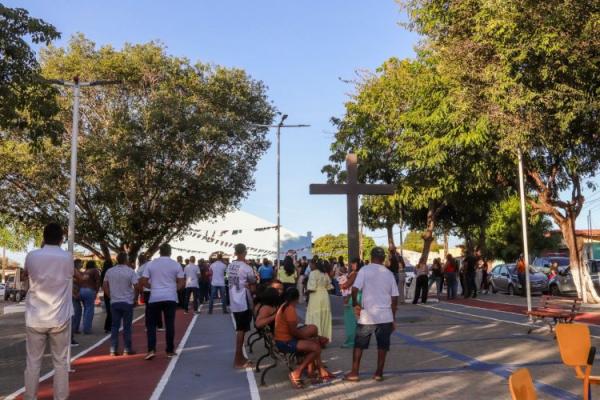 Prefeitura de Floriano entrega reforma de escola e reurbanização da praça do bairro N. Sra. da Guia(Imagem:Secom)