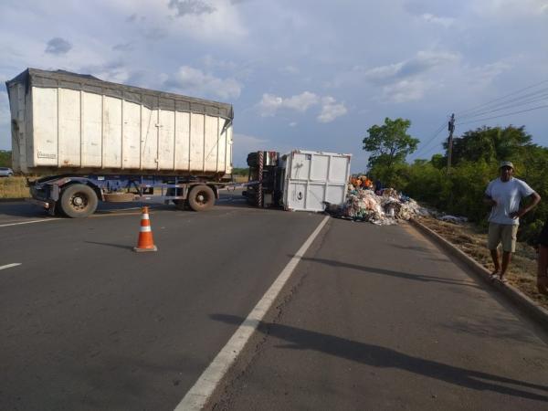 Caminhão carregado de lixo hospitalar tomba na BR-316 em Teresina(Imagem:Divulgação/PRF)