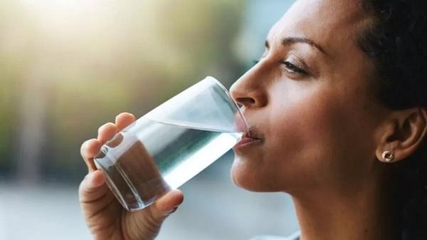 Especialistas recomendam que, caso você desista de beber refrigerante, a água ainda é a bebida mais saudável.(Imagem:Getty Images)