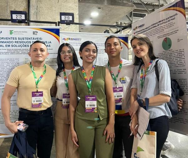 Estudantes do Ceti Cônego Cardoso, de Castelo do Piauí, acompanhados do professor William Liarte, durante apresentação de trabalhos no Congresso Nacional de Educação (CONEDU), em Recife (PE).(Imagem:Divulgação)