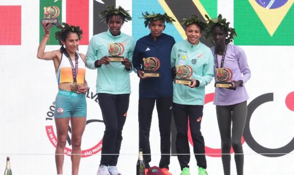 Atletas da categoria feminina no p&oacute;dio da 100&ordf; Corrida Internacional de S&atilde;o Silvestre.(Imagem:Paulo Pinto/Agencia Brasil)