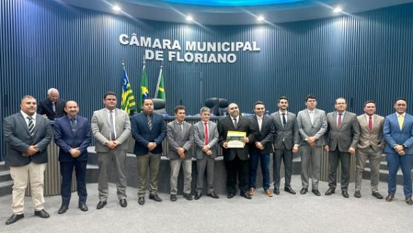 Câmara Municipal homenageia cientista florianense com o diploma do Mérito Legislativo(Imagem:CMF)