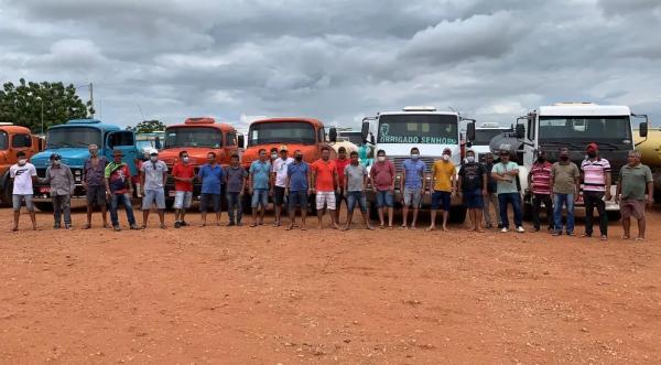 Motoristas de carro pipa durante manifestação pelo aumento dos preços de combustíveis em São Raimundo Nonato, sul do Piauí.(Imagem:Reprodução Pessoal)