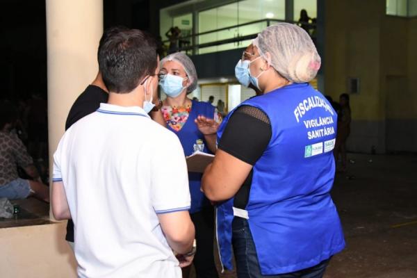 Dando cumprimento ao Decreto municipal 10/2022 sobre novas medidas de enfrentamento à Covid-19, a Vigilância Sanitária junto com a Polícia Militar fiscalizaram as principais festas(Imagem:Secom)