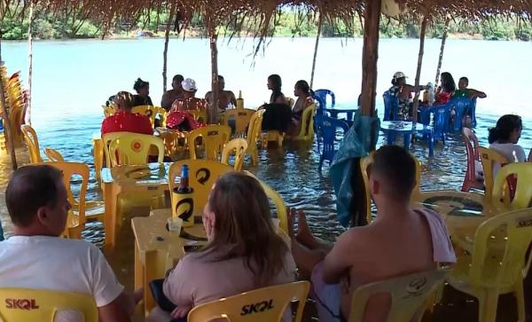 Pessoas curtem o dia na Jericodipi, Zona Norte de Teresina.(Imagem:Rede Clube)