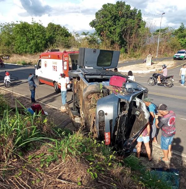  Van que transportava passageiros capota após colidir com caminhonete na BR 343, em Lagoinha no Piauí.(Imagem: Reprodução )