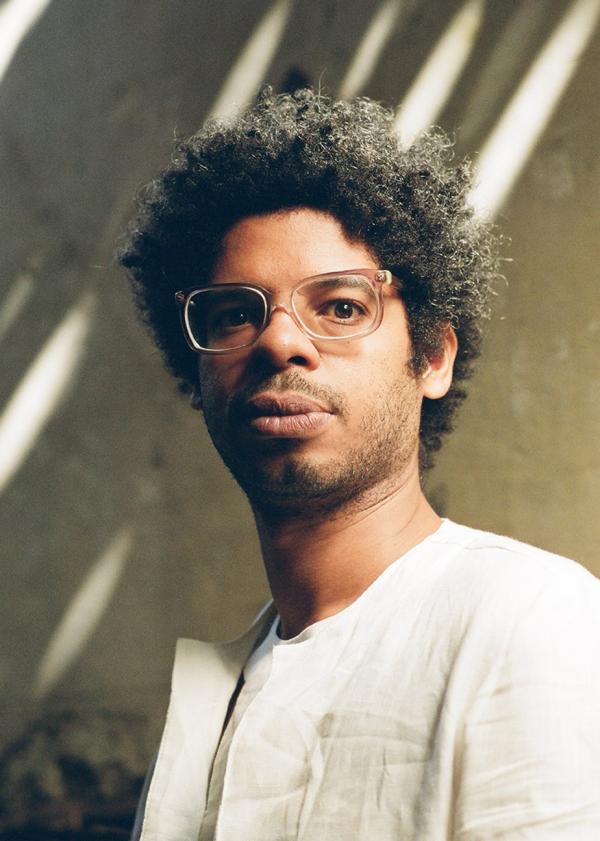 No subúrbio carioca, terra do samba, do funk e da canção, Negro Leo moldou a personalidade musical e cultural, antes de ingressar em 2006 no Quarteto Joia e de formar em 2008 o Tri(Imagem:Reprodução)